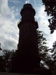 Der Aussichtsturm im Gegenlicht