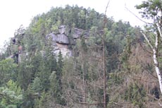 Gegenüber liegt der Hockstein.