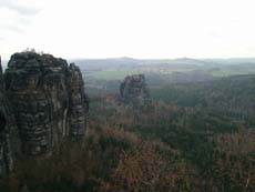 Am Falkenstein (Bildmitte) begann die Kletterei in der Sächsischen Schweiz