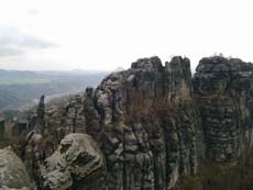 Die schlanke Felsnadel links im Bild ist die Tante