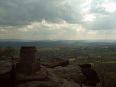 Die Nagelsche Säule (mit Kletterseil) mit Blick in Richtung Böhmen