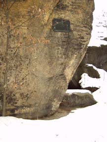 Die Tafel ist gleich neben der Rauensteinhöhle