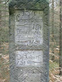 Dergleiche Wegweiser in Nahaufnahme