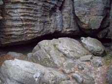 Platz vor der Höhle