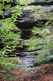 Neben der Grotte befindet sich ein keliner Wasserfall (bei Regen).