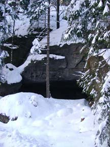 Die Höhle liegt direkt an der Lindigtstrasse.