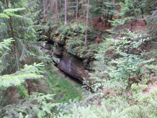 Blick vom Bergsteigerzugang auf die Grotte