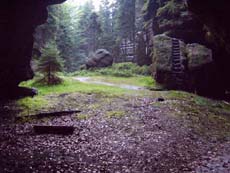 Blick aus der Grotte in die Weberschlucht