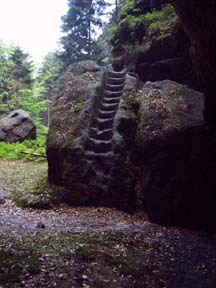 Die geheimnissvollen Stufen neben der Grotte