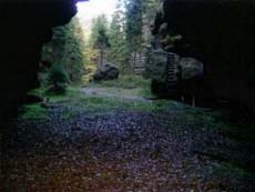 Die Treppen enden auf dem Felsblock