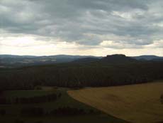 Blick zum Kleinhennersdorfer Stein (links) und Gohrisch/Papststein(rechts).