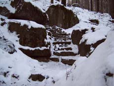 Im rechten Felsen haben sich die Restauratoren aus dem Jahr 1998 verewigt.