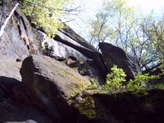 Hinter diesen Felsen geht es aufwärts.