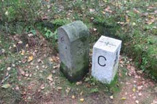 Alter und neuer Grenzstein