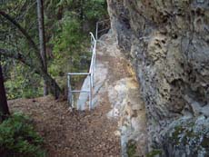 Letzte Reste eines Gel&auml;nders am Abgrund
