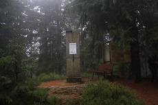 Vermessungssäule mit Beschriftung (tschechisch)