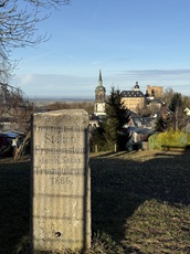 Vermessungss&auml;ule mit Blick auf Frauenstein