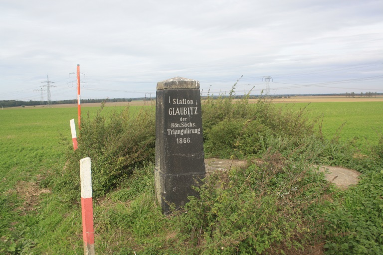 Die Säule steht auf einem Feld.