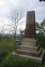 Denkmal neben der Vermessungssäule