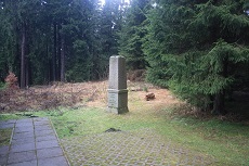 Vermessungssäule, links, nicht im Bild, ist ein Funkmast