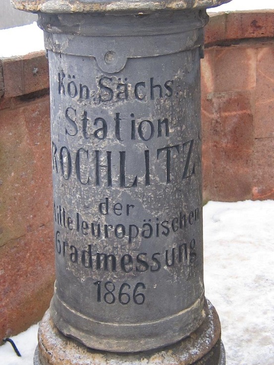 Die S&auml;ule steht auf der Aussichtsplattform.