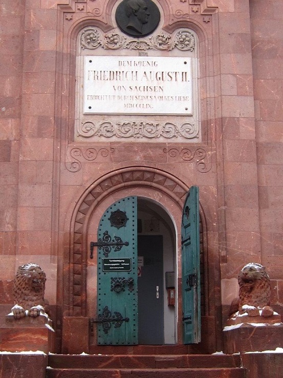 Zwei L&ouml;wen bewachen den Zugang zum Turm.