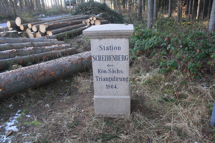 Die Station liegt auf dem Plateau des Scheibenberges...