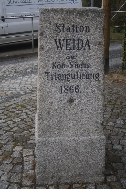 Die Vermessungsaäule ist direkt neben der Strasse.