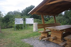 Die Säule steht nicht am Originalplatz, sondern südlich davon am Windmühlenberg.