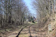 Vorn Bahnwärterhäuschen, dahinter Siedlung "An der Mühle"