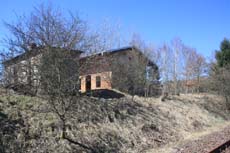 Mitten auf dem Feld und versteckt hinter Büschen