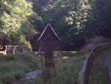 Staumauer mit Schleusenhaus II