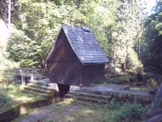 Staumauer mit Schleusenhaus I