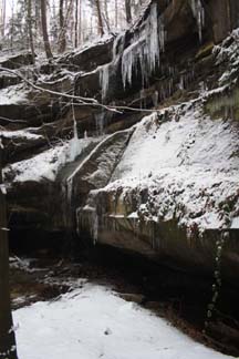 Der gesamte Wasserfall im Winter