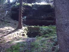 Blick auf die beiden Felsen der Quelle