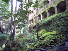 Der Viadukt zur Wasserversorgung des Kraftwerkes